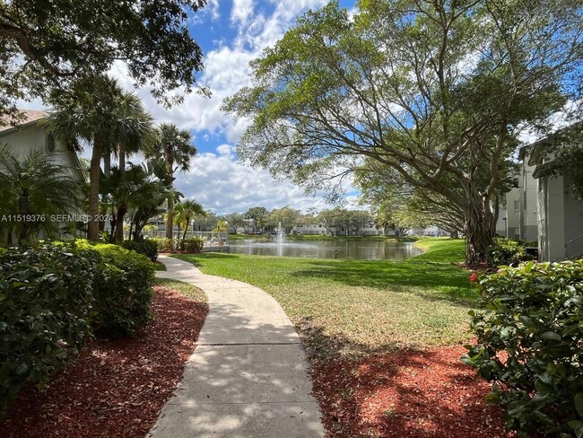Building Photo - Spacious 2-bed, 1-bath apartment - Ponte Verde at Palm Beach Lakes