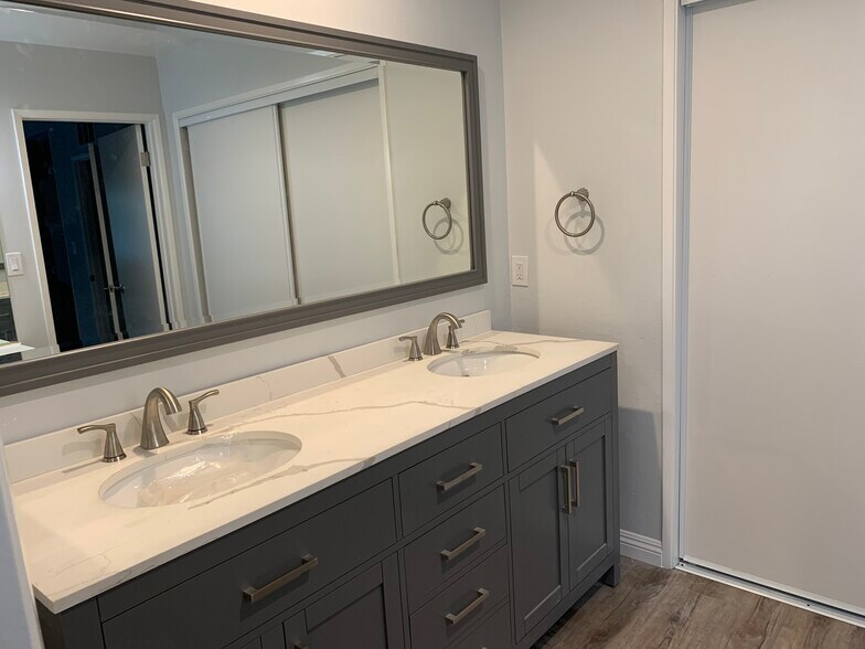 Main Bath - 15344 Leadwell St