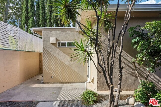Building Photo - 6727 1/2 Orion Ave