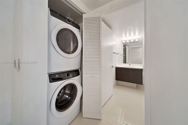 Building Photo - 300 Sunny Isles Blvd