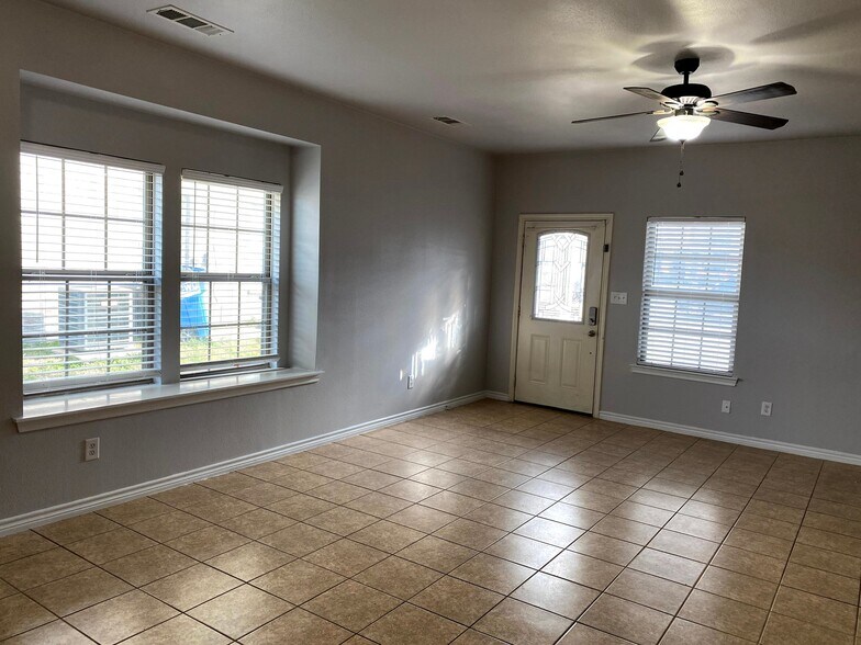 Building Photo - 904-906 Parkplace Ridge