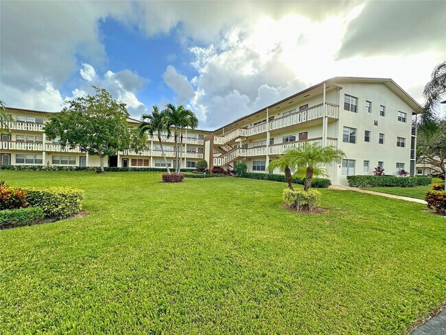 Building Photo - 543 Mansfield M