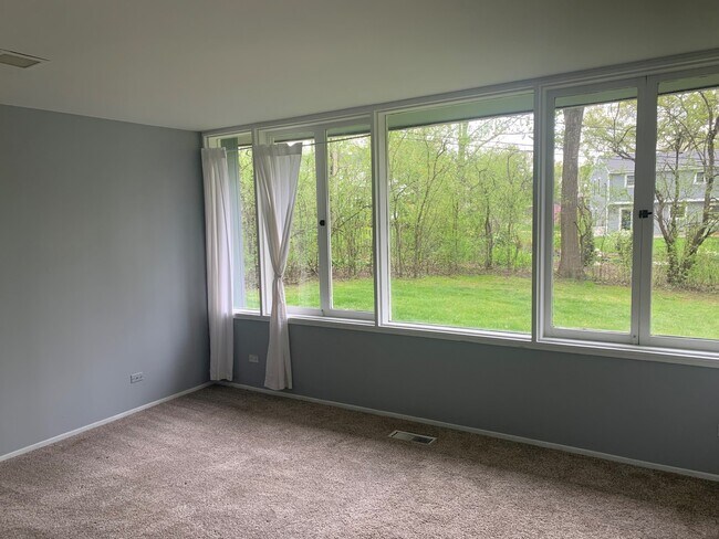 Building Photo - 715 Longwood Dr