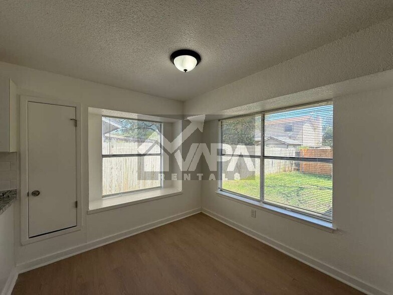 Building Photo - 9315 Cliff Way St