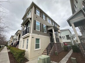Building Photo - Stunning Three-Story Townhome, Located in the Heart of Altamonte Springs!