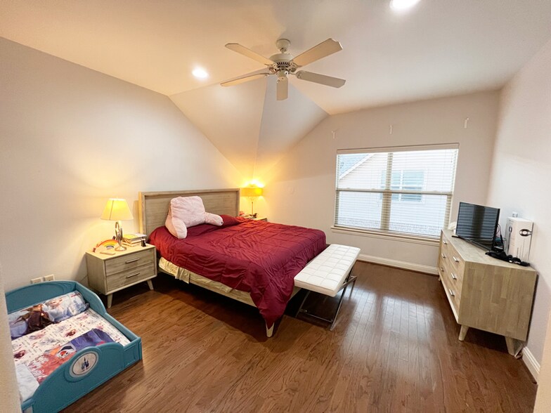 Building Photo - 3421 Normandy Ave