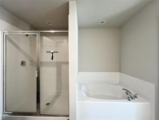 Building Photo - 1865 Parkades Path