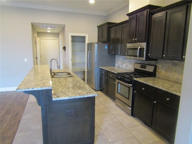 Building Photo - 4200 SW Rhinestone Blvd