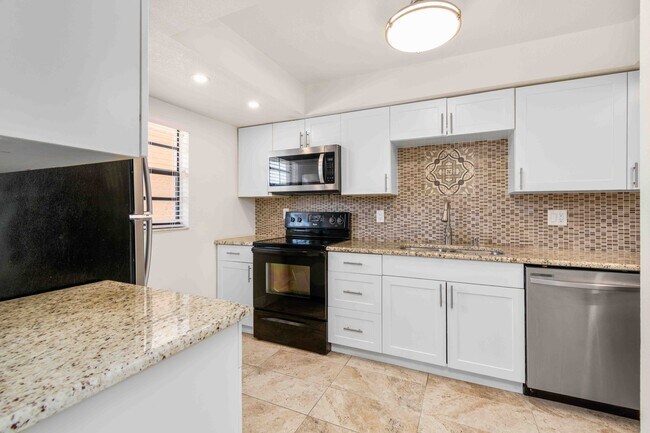 Building Photo - 1750 Belleair Forest Dr