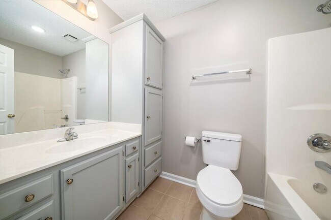 Building Photo - 132 King James Ct