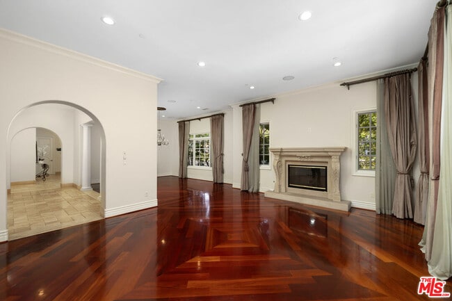 Building Photo - 314 N Palm Dr