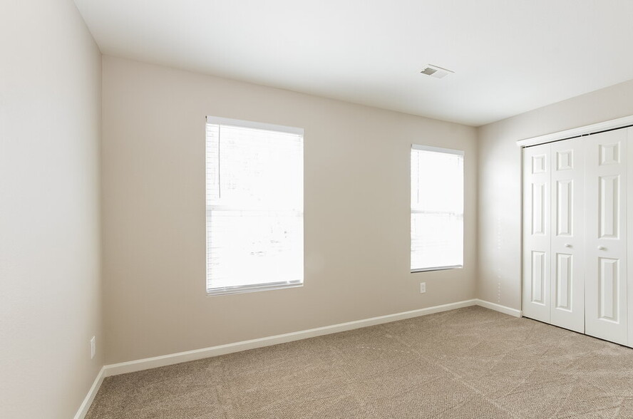 Building Photo - 7234 Fox Point Dr