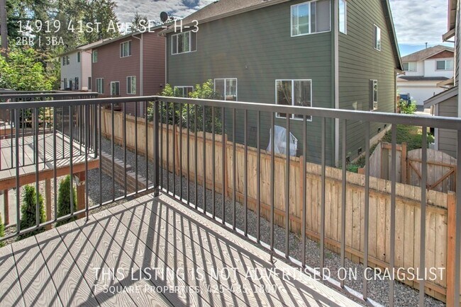 Building Photo - Double Master Bedrooms and a HUGE Bonus Ro...