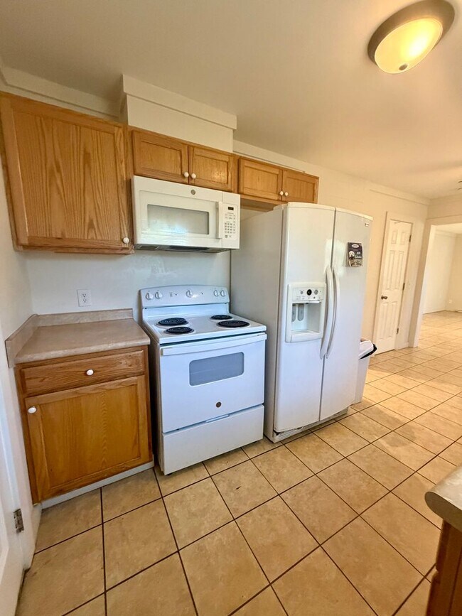Building Photo - 3 Bed 1 Bath Brick Home