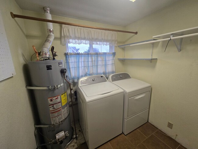 Building Photo - 3BR Northern McKinleyville home is close t...