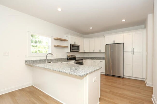 Building Photo - Luxury Townhouse in Sherrills Ford