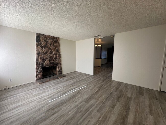 Building Photo - 3 Bedroom 2 Bathroom Home with Yard