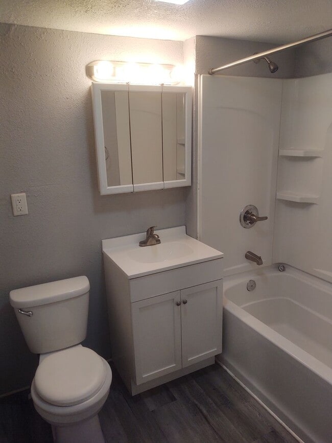 Building Photo - 3 Bedroom 1 Bathroom House W/ Bonus room &...