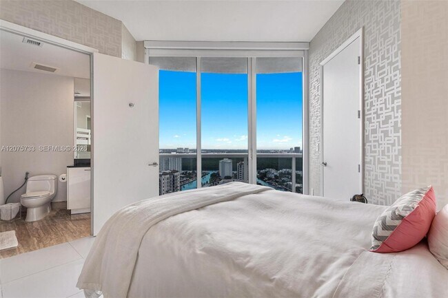 Building Photo - 16001 Collins Ave