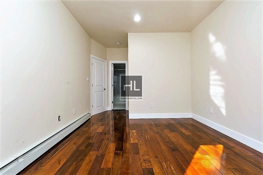 Building Photo - NEWLY RENOVATED COZY 3 BEDROOMS/ 2 BATHROO...