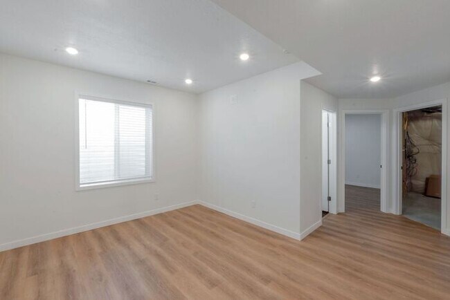 Building Photo - Like New Chic, Modern Spotless w 2 car attached