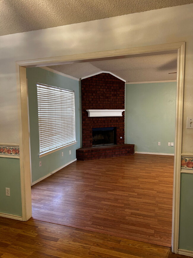 Building Photo - Nice Three Bedroom - Northridge