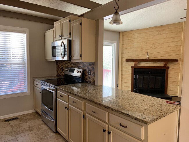 Building Photo - Wonderfully Maintained Ranch in North Oaks!