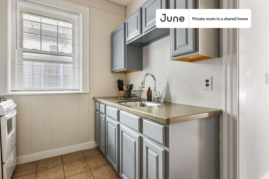 Building Photo - Room in Shared 3 bed/1 bath home