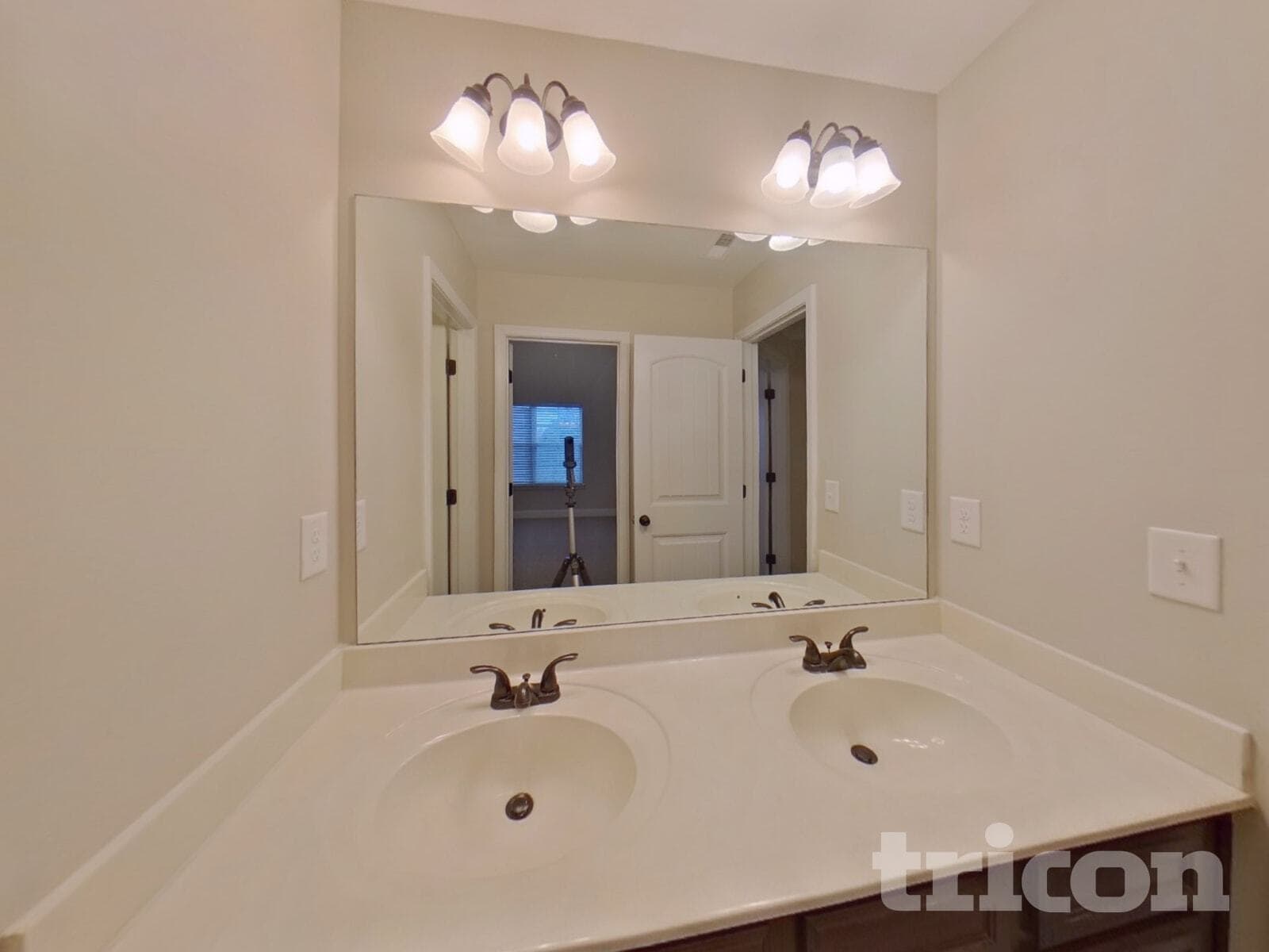 Building Photo - 910 Southfork Dr