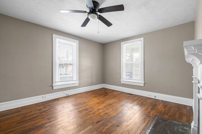 Building Photo - 2 Bedroom Pet Friendly Home For Rent Near APSU!