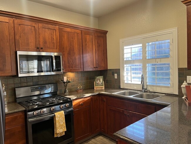 Building Photo - Charming Home in Las Palmas Community