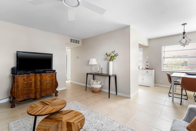 Building Photo - 314 Normandy Ln