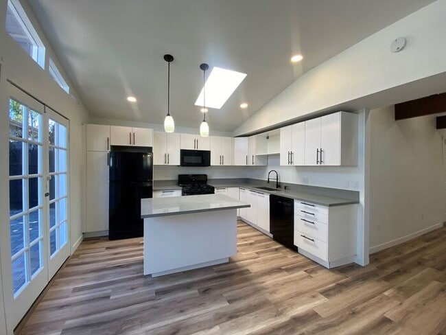 Building Photo - Stunning 2 Bed / 2 Bath Home Near Lake Murray!