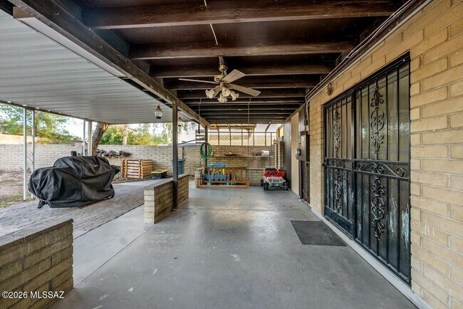 Building Photo - 2191 S Sunburst Dr