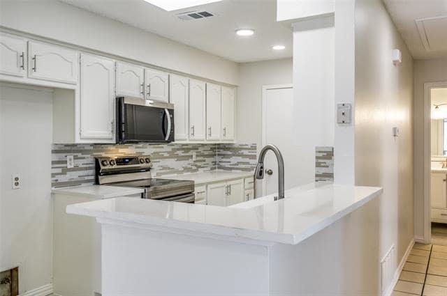 Building Photo - 8940 Thompson Cir