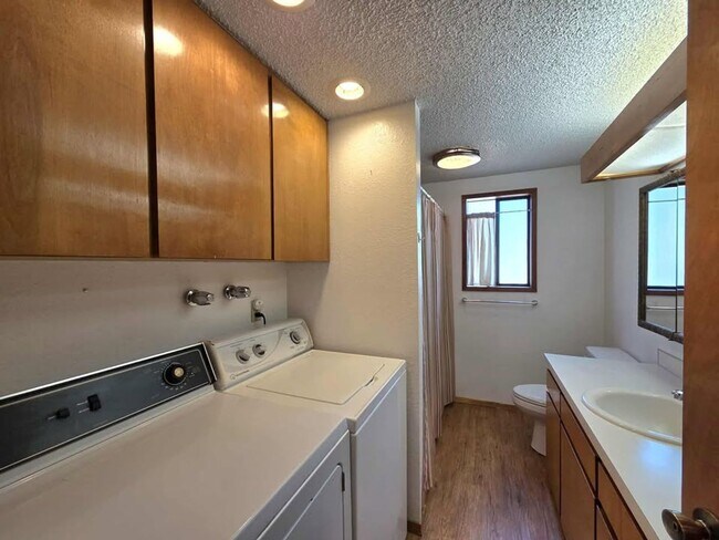 Building Photo - Large 4 Bedroom 2 Bath in Quaint Waterville