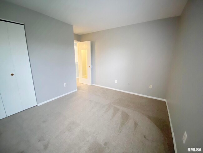 Building Photo - 5905 W Ridgecrest Dr
