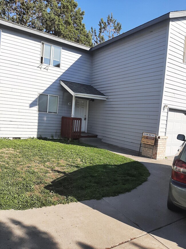 Building Photo - 2950 NE Nikki Ct
