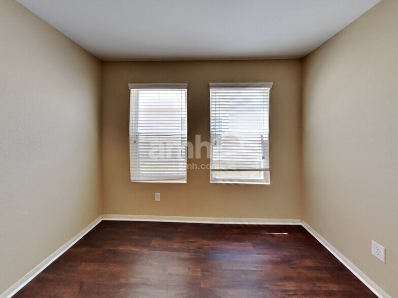Building Photo - 9928 Grebe Dr