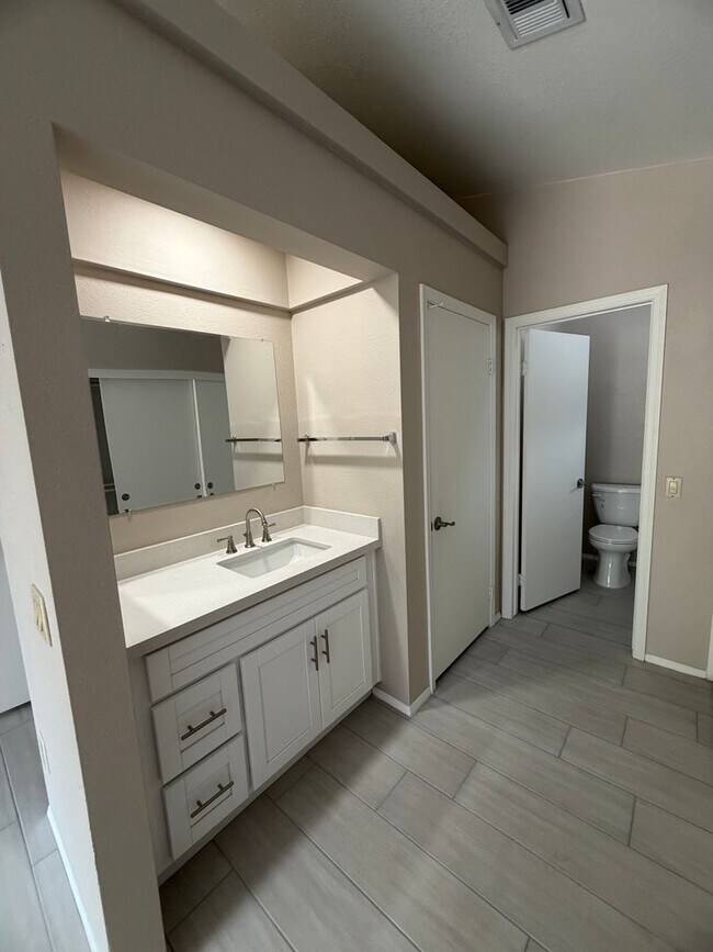 Building Photo - Newly Remodeled Glendale Home