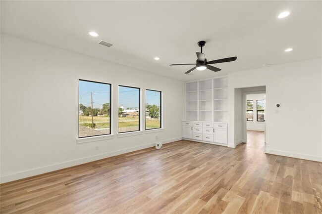 Building Photo - 1038 W 31st St