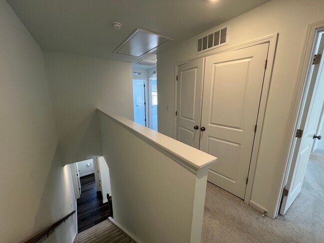 Building Photo - 815 Basswood Gln Trl