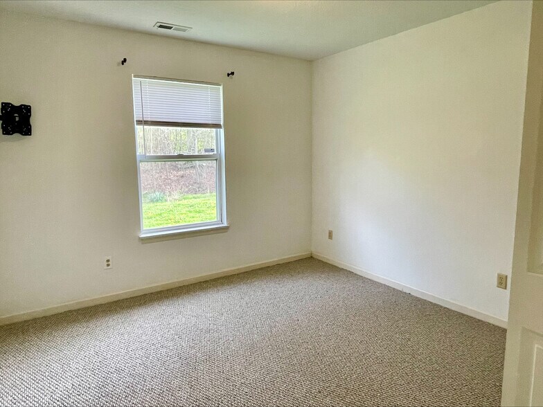 Building Photo - 496 Pheasant Run