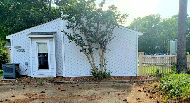 Building Photo - 1104 Parks Ave