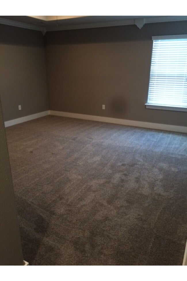 Building Photo - 1030 Quail Hollow Dr