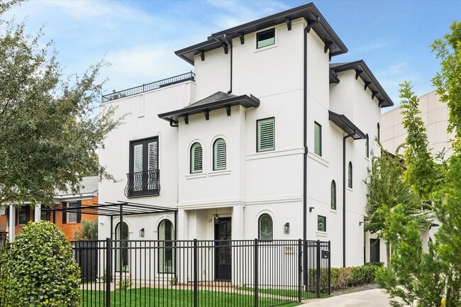 Building Photo - 2031 Sheridan St