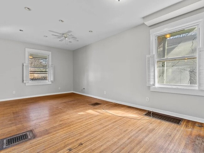 Building Photo - 285 Richard St