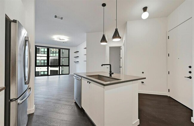 Building Photo - 800 Embassy Dr