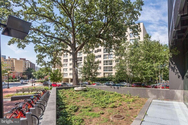 Building Photo - 922 24th St NW