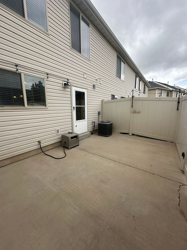 Building Photo - 3 Bed | 2.5 Bath Home in South Weber – Ready for Move-In!